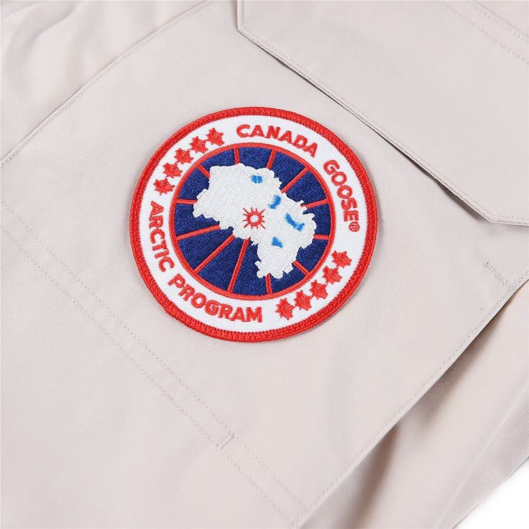 P780 with dust bag) Canada Goose Canada Goose #Expedition expedition parka classic down jacket ➖ Imported 21-count polyester-cotton blended original fabric [last year’s 16-count/18-count hard fabrics have been completely eliminated, this year all use 21-count genuine synchronized fabrics, the soft mid-band feels delicate and textured], genuine synchronized Feather-Light 10D waterproof coated fabric, made of 84.5% polyester fiber and 15.5% cotton, 100% the best feel in the entire network! ➖ The genuine official website is synchronized with the national standard 80 white duck down, you can check the official website customer service, there will never be a series of misleading claims such as 90 down or goose down! ➖ Using the best nylon lining with double double-layer sealing design, velvet-proof No. 7 needle + grid-filled down ready-made garments, there is 100% no so-called velvet running! ➖ The cuffs are designed with thickened seamless threads, and the collar and pockets are lined with top-quality polar fleece to keep you warm and comfortable! ➖ Yoshida YKK provides original custom-made electroplated sliders. YKK two-way lockable zippers are tight and smooth and will not peel off paint! ➖ 3M composite guarantees that the Velcro is the same as the original, durable, and all accessories and hardware are custom-made! ➖ Imported BEHRINGER embroidery machine to customize the 10,000-needle embroidery logo, 98% of which can be reproduced to restore the original logo. You can check and compare on the official website! ➖ The fur collars are all made of large pieces of Western Canadian blue wolf hide, ensuring that each fur collar is 13-15cm wide! 08 models for men and women SIZE: XS S M L XL XXL